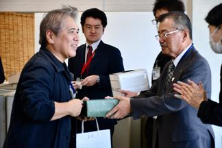 大学グッズが当たる抽選会
