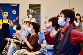 参加者も一緒に身体を動かしました