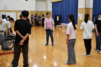 ボッチャ（パラリンピック正式種目！）のルールを説明する学生