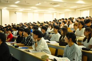 多くの学生が熱心に講義を受けました