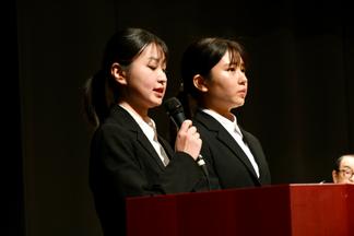 文学部情報社会学科3年吉岡凛さん(写真左)