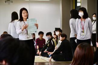 ゲスト講師である久留米市協働推進部男女平等推進センターの高倉房子さん