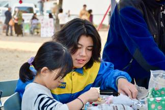 八女仏壇の端材をアップサイクルしたまちの森リース作り