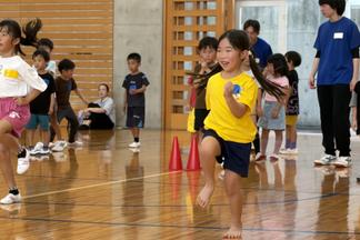 力いっぱい走る参加者