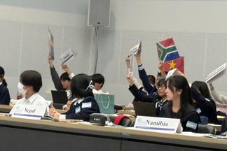 「Motion！」自国の札を挙げて発言に参加