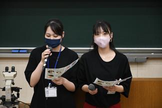 プログラムの説明をする学生