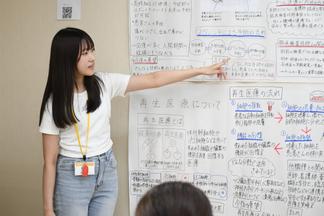 発表する学生