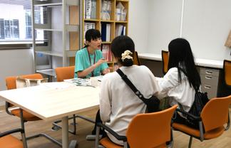奨学金制度や入試などについて答える職員