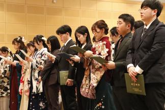 校歌を歌う卒業生