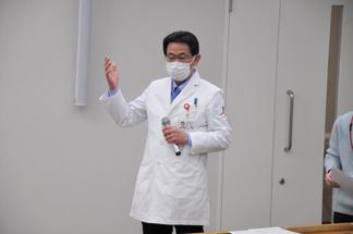 閉会挨拶をする溝口充医学研究科長