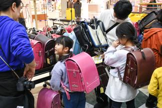 ご家族とランドセルを選ぶ子供たち