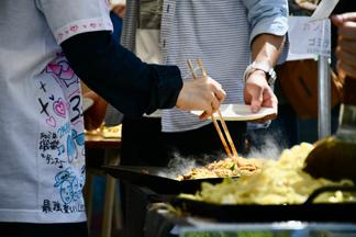 焼きそばを作る生徒