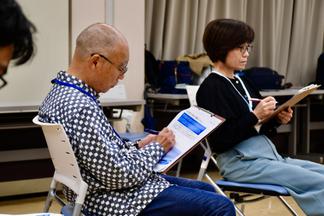 メモを取りながら受講する受講生たち