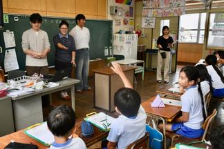 児童からの質問に答える留学生たち