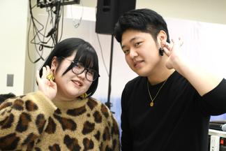 「かすりっと」のアクセサリーを着けた司会の学生