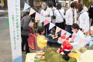 グリーンコープ生協ふくおかによるお菓子つり、子ども服おゆずり会