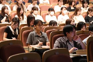 学内実習との違いについて真剣に耳を傾けていました