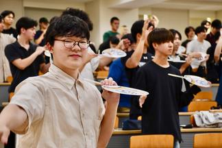 笑顔で踊る学生たち