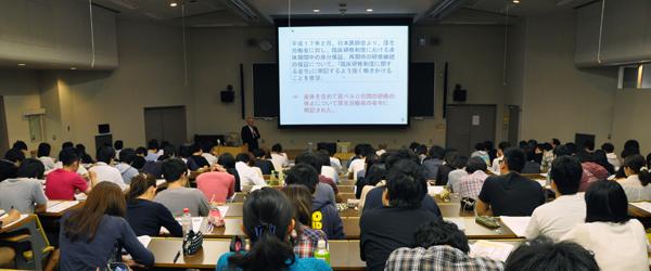 日本医師会会長・横倉義武先生による特別講義を開催