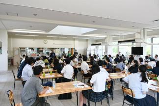 女子寮内の食堂でカレーを試食