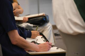 メモを取りながら参加する受講生