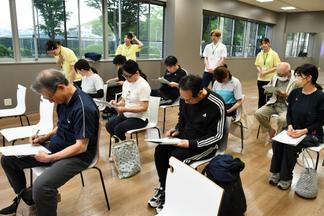まずは体力測定に関するアンケートを記入