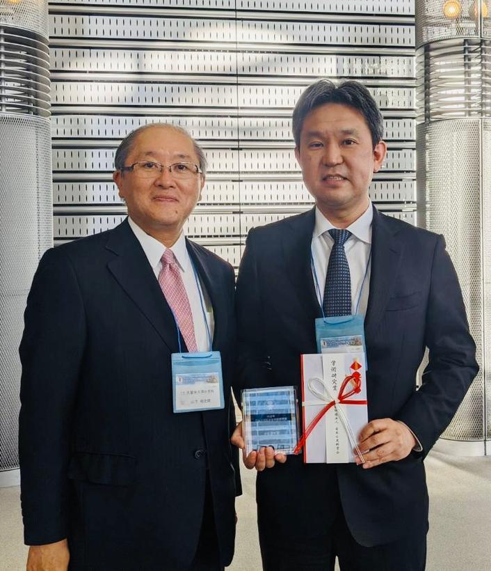 今までの研究成果を評価していただき日本小児科学会学術研究賞を受賞し、本学小児科前主任教授の山下裕史朗先生と（2022年）