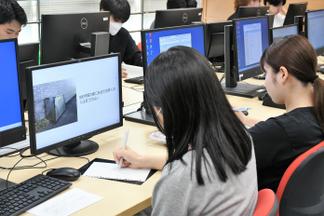 アイデアマラソンノートにメモを取りながら発表を聞きます
