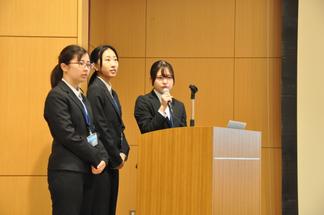 会場からの質問に答える臨床検査専門学校の3年生