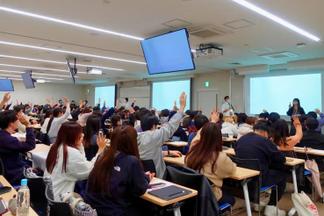 参加学生による投票の様子