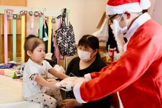 子どもたちのリクエストに応じてバルーンをプレゼント