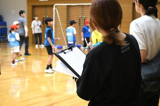 それぞれの子どもの行動を観察し、メモする様子