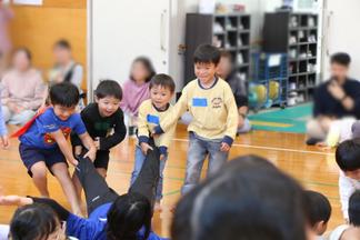 お友だちと力を合わせてお兄さん大根を抜きました