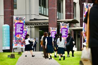 多くの高校生や保護者でにぎわう御井キャンパス