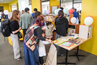 つなぐ書店による絵本のプレゼントコーナー