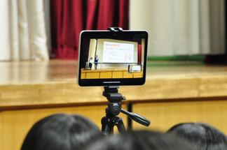 2年生、３年生はライブ配信を通じて参加