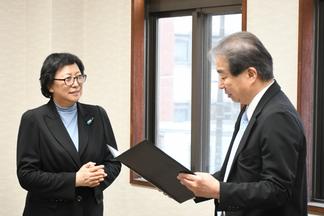 王橋氏に感謝状を贈呈される内村学長