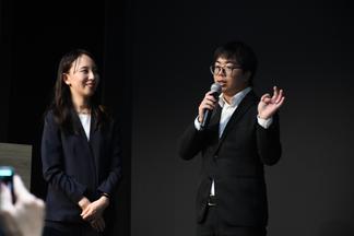 アプリを開発した久留米工業大学の学生稲富貴之さん（右）を紹介する蓮澤講師