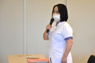 尿パックカバー開発について補足コメントをする原﨑看護部長
