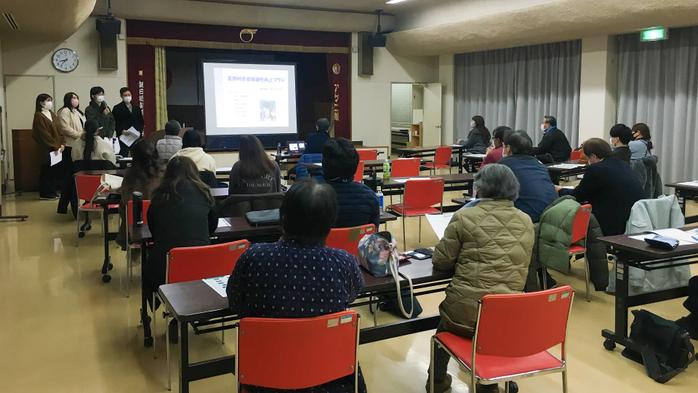 学生が八女市星野村で「若者の回遊性向上プラン」を発表し、地域住民と意見交換