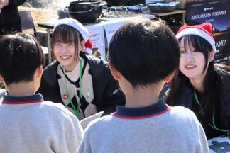 地元の歌を歌った子どもたちには電車のぬりえセットなどのプレゼントが贈られました