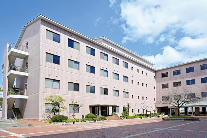 医療検査学科生の学ぶ看護学科・医療検査学科2号館