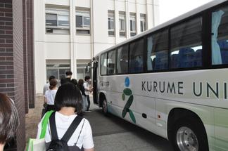 学生寮ツアーに向かう参加者