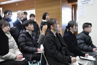 真剣に話を聞く学生たち（ANA福岡空港のブース）