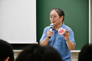 食品表示の見方について説明する沢畑氏