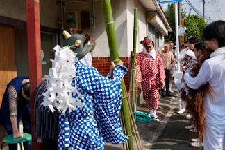 「祝いましょ！も一つせっ！祝って三言！」の掛け声に合わせて三本締め