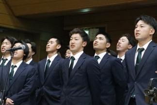 アメフト部、硬式野球部による校歌斉唱
