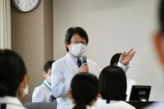参加者を歓迎し挨拶をする野村病院長