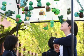 張り子カッパをモビール展示（美術工芸）