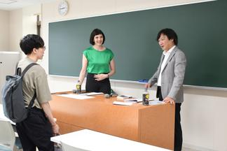 講義後に質問する学生の姿も